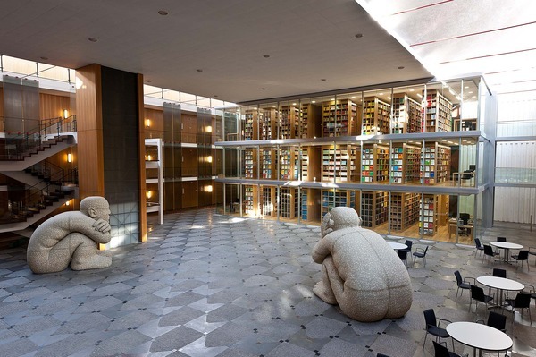 Oberverwaltungsgericht - Innenhalle mit Bibliothek