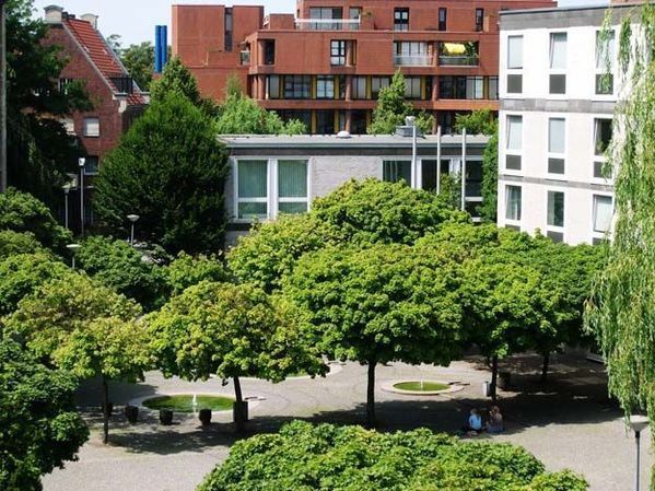 Aegidiikirchplatz: Blick auf den Sitzungssaaltrakt