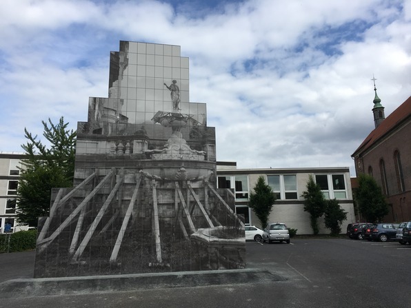 Skulptur auf dem Parkplatz