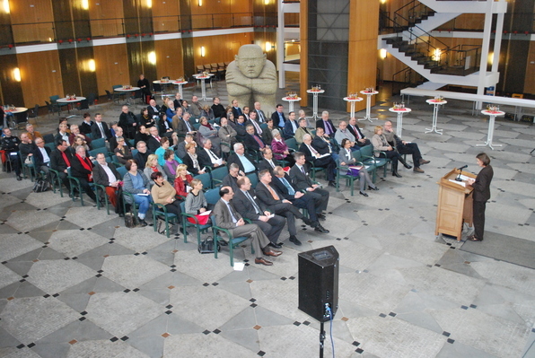 Begrüssung in der Innenhalle durch Dr. Ricarda Brandts