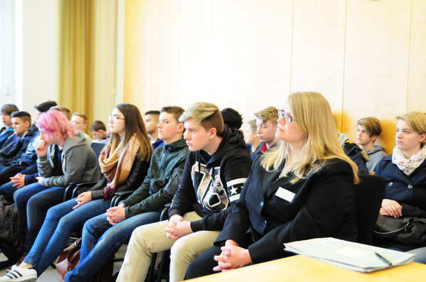 Schüler in der mündlichen Verhandlung