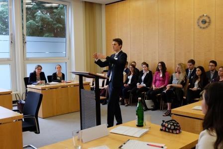 Redner vor dem Moot Court