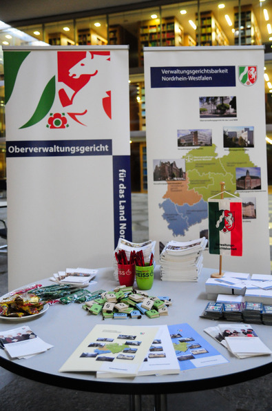 Infostand in der Innenhalle des OVG