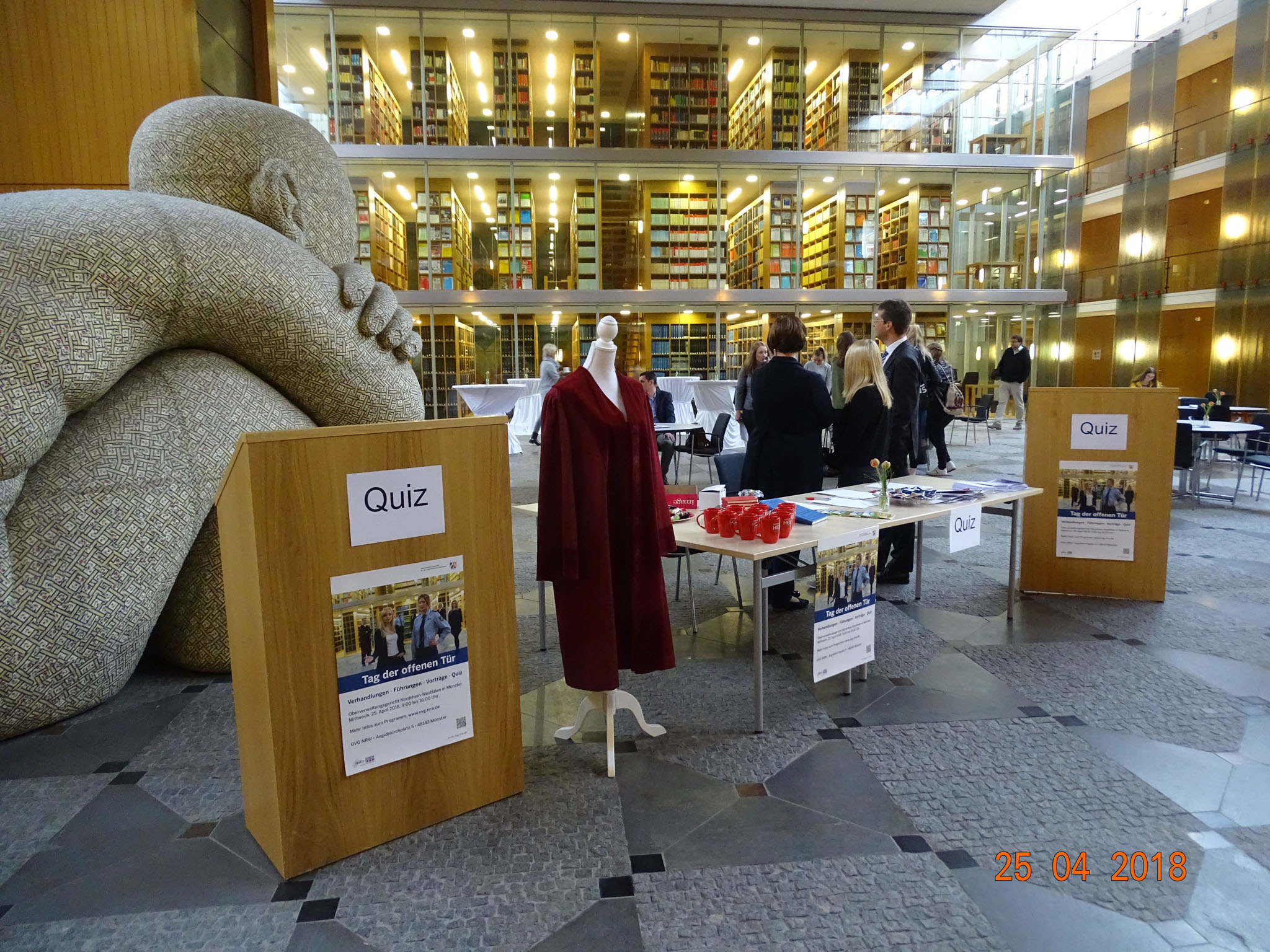 Innenhalle des OVG